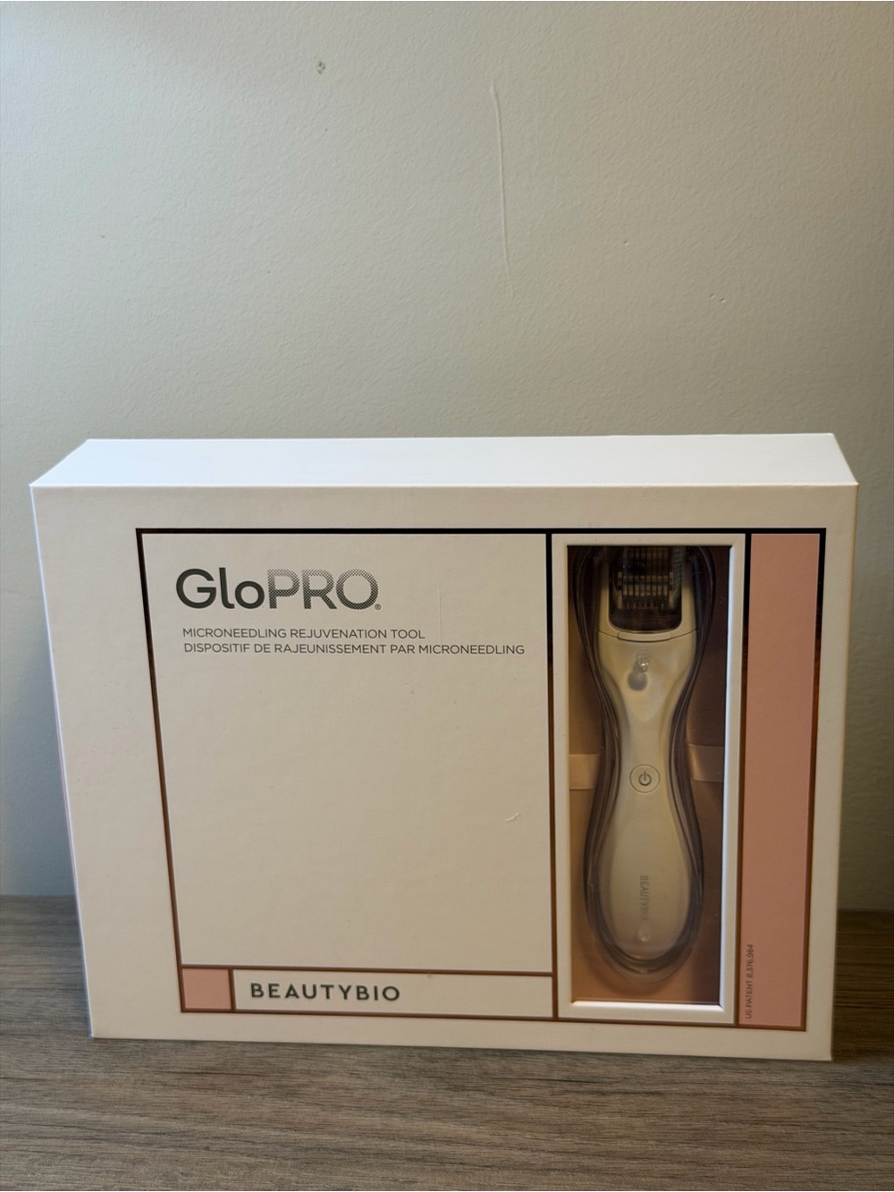 GloPRO Microneedling Rejuvenation Tool - White/Champagne